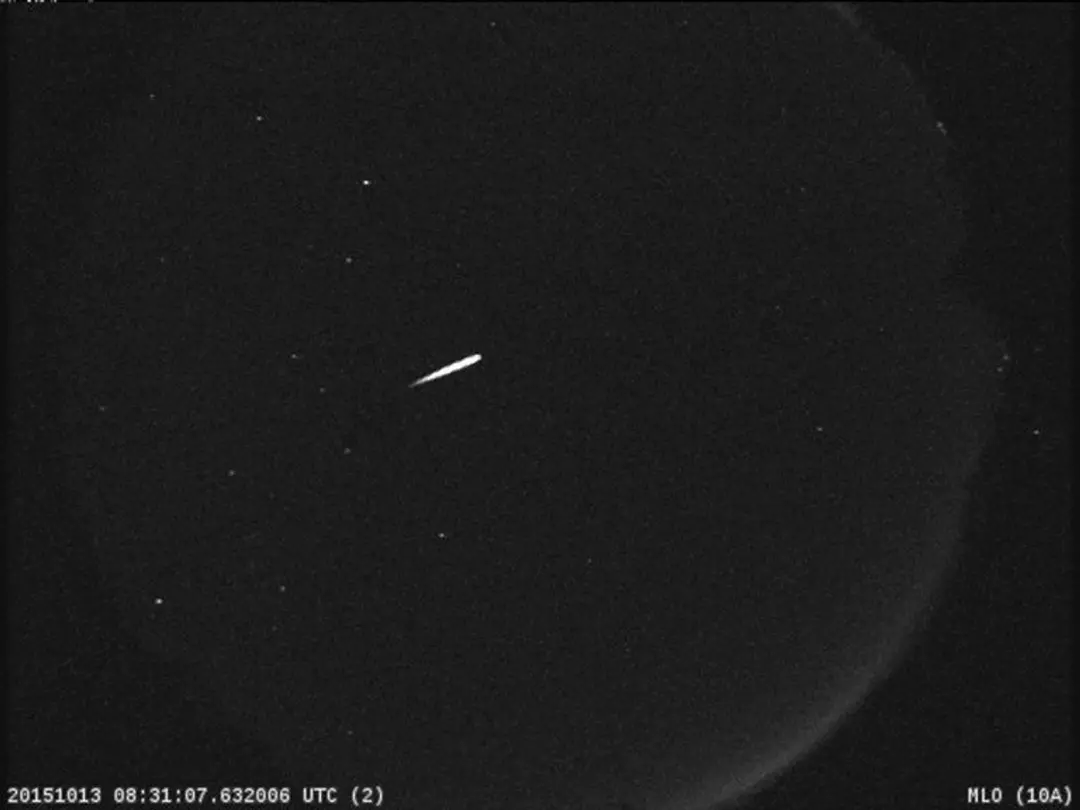 Draconids e Orionids no céu em Outubro. A gente vê dois chuvas de meteoros no mês. Essas luzes são um lembrete da imens…