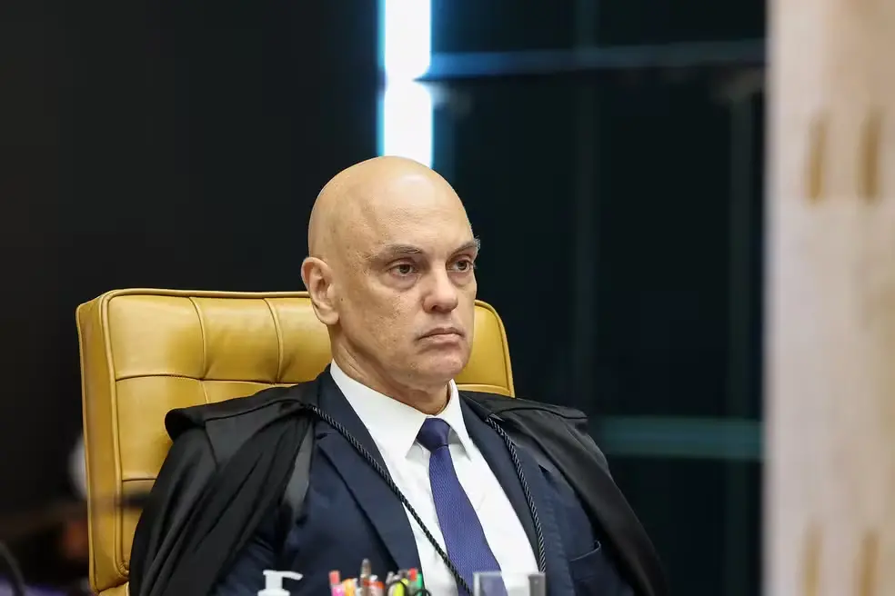 Alexandre de Moraes determinou que a PGR se manifeste sobre o pedido de Bolsonaro para liberar uma visita familiar de F…