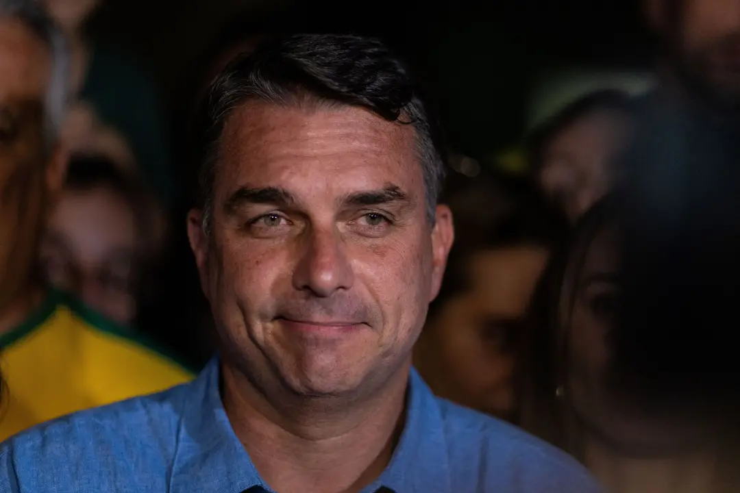 Flávio Bolsonaro chamou a defesa do fim da escala 6x1 como oportunista no Senado. Ele defende a flexibilização da carga…