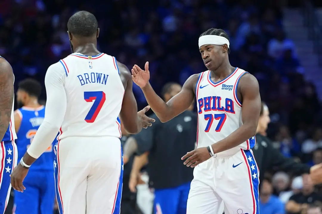 Jaylen Brown chamou VJ Edgecombe para se mover durante os treinos, dizendo que ele saia dali. Parece que a sintonia ent…