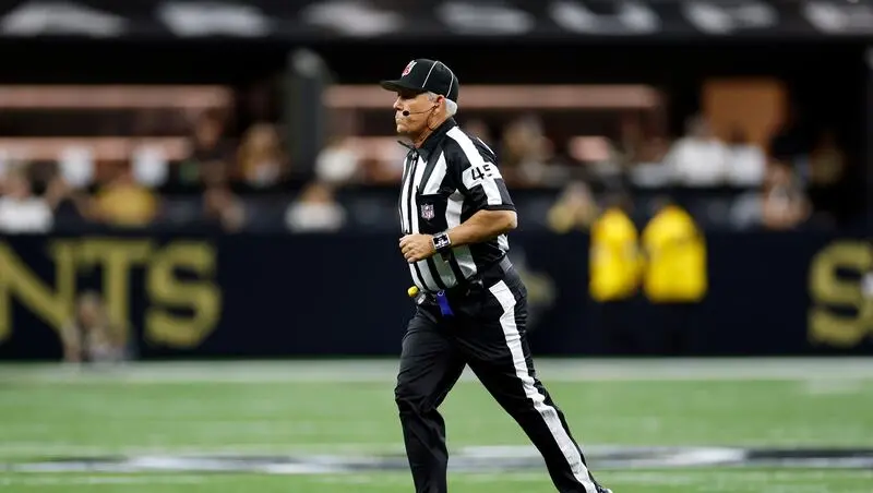 Dois oficiais da NFL, Jeff Seeman e Adrian Hill, foram suspensos por conduta não profissional. Seeman foi suspenso por …