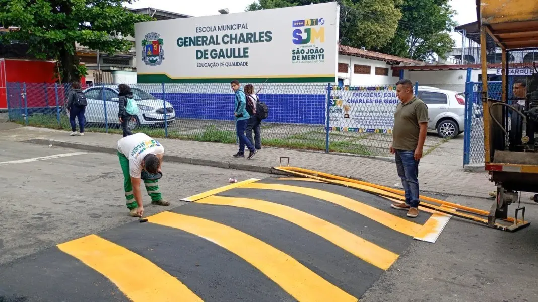 São João de Meriti reforçou sinalização na Rua César, Grande Rio e Av. Presidente Castelo Branco, Parque Araruama. Aume…
