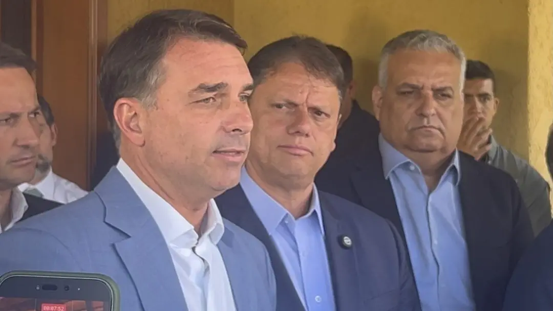 Flávio Bolsonaro falou em Brasília sobre conversas com o Republicanos para ampliar apoio no segundo turno, com Tarcísio…