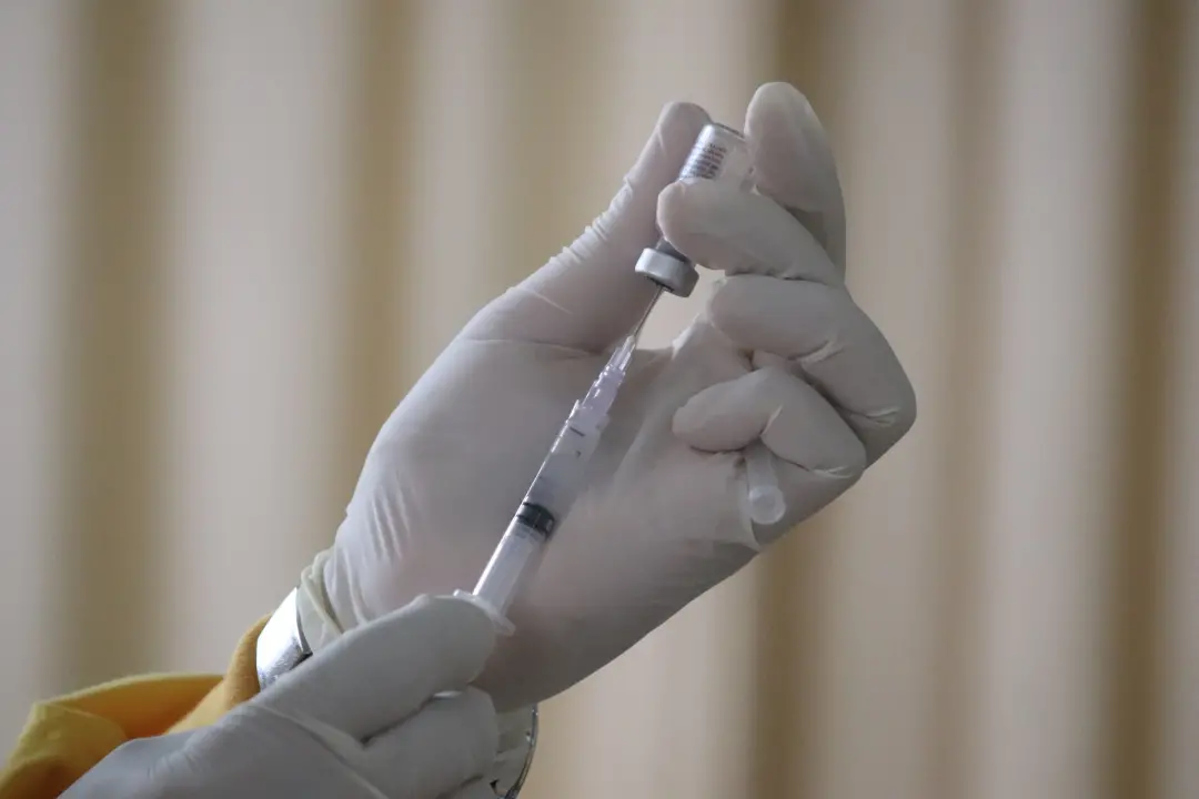 Instituto Butantan tá avançando na produção da vacina VSR com a Pfizer, já entregou um milhão de doses com o rótulo do …
