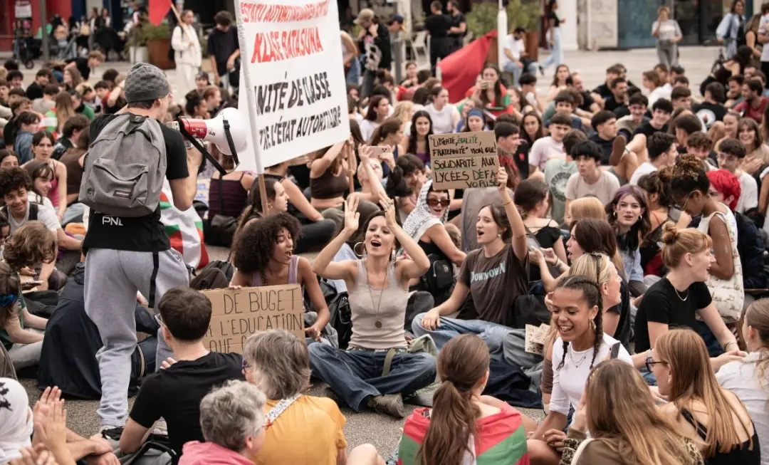 Confrontos na França resultaram em 190 estudantes feridos e 5.060 prisões. A violência em Paris e outras cidades é grav…