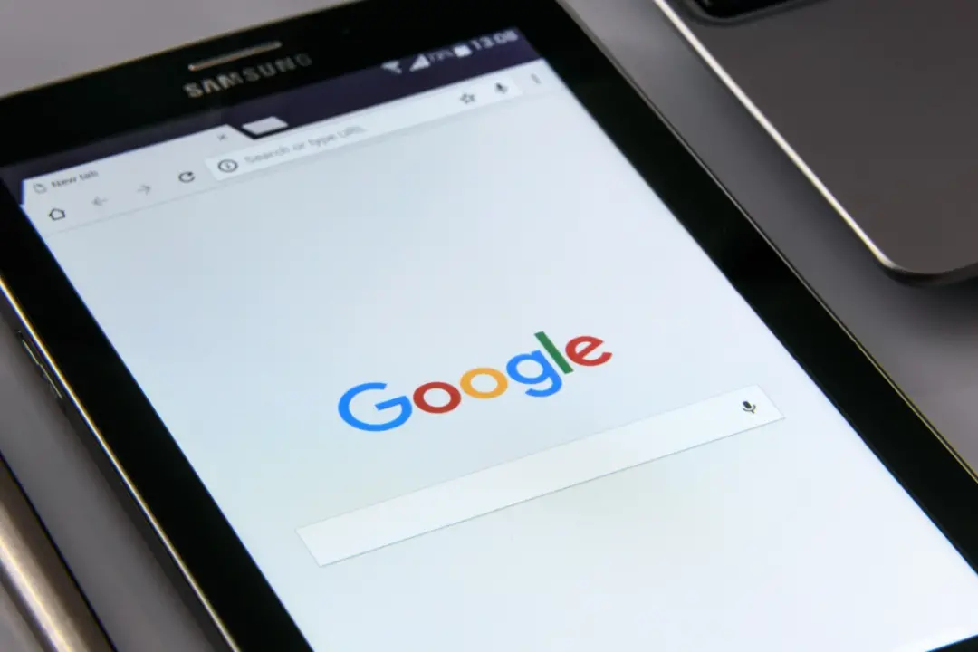 Lila Ibrahim, da Google DeepMind, tá focada em como escolas e comunidades vão se preparar pra IA. Eu entendo a necessid…