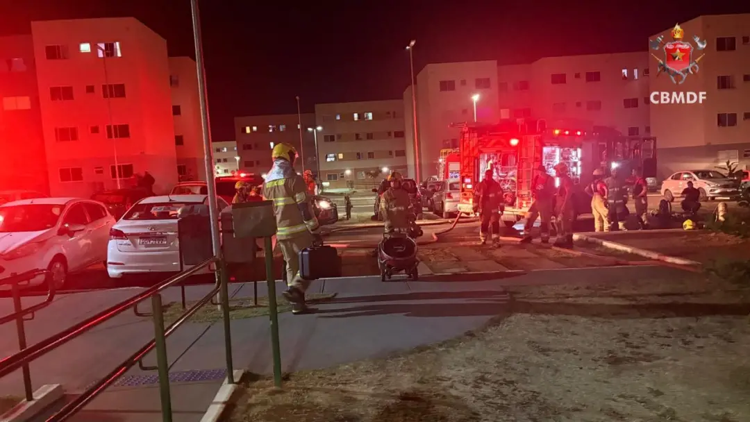 Apartamento na Quadra 502 do Itapoã Park pegou fogo na segunda, com os bombeiros chegando com seis viaturas para contro…