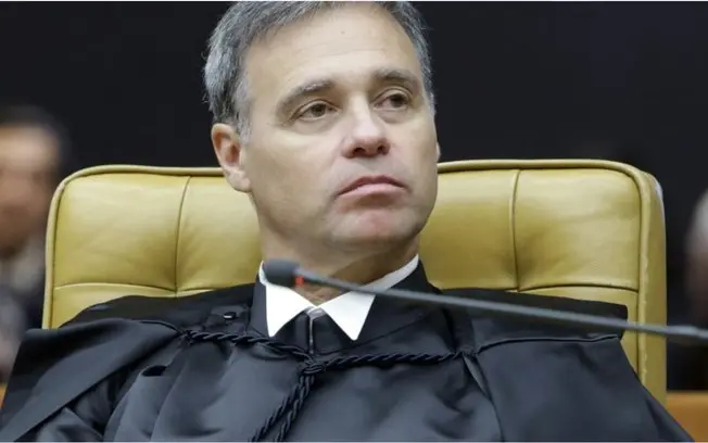 Ministro André Mendonça multa Flávio Bolsonaro em R$ 5 mil por impulsionamento de propaganda negativa contra Lula. Essa…