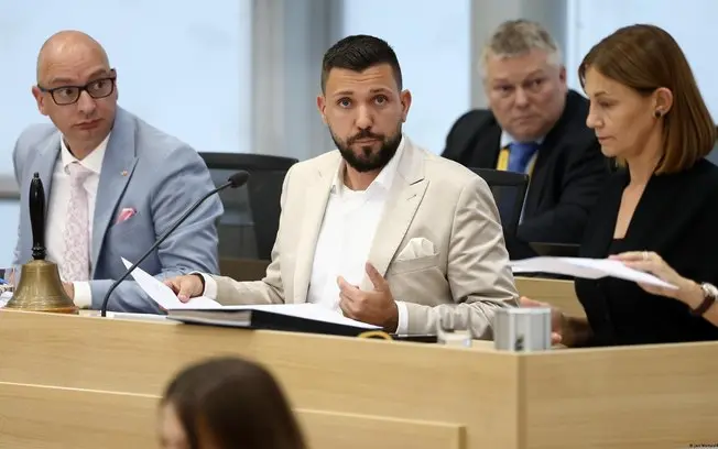 Saxônia-Anhalt, Alemanha. Um deputado de ultradireita foi eleito presidente da Assembleia Legislativa, primeira vez na …