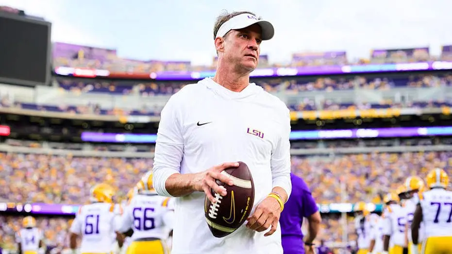 Lane Kiffin recusou o pedido de acelerar o jogo na segunda metade da vitória do LSU sobre o McNeese. A decisão não é pa…