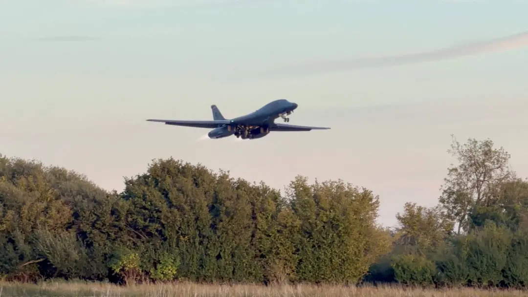 Doze bombardeiros B-1 dos EUA saíram de uma base no sul da Inglaterra no fim de semana. A retirada foi feita com urgênc…