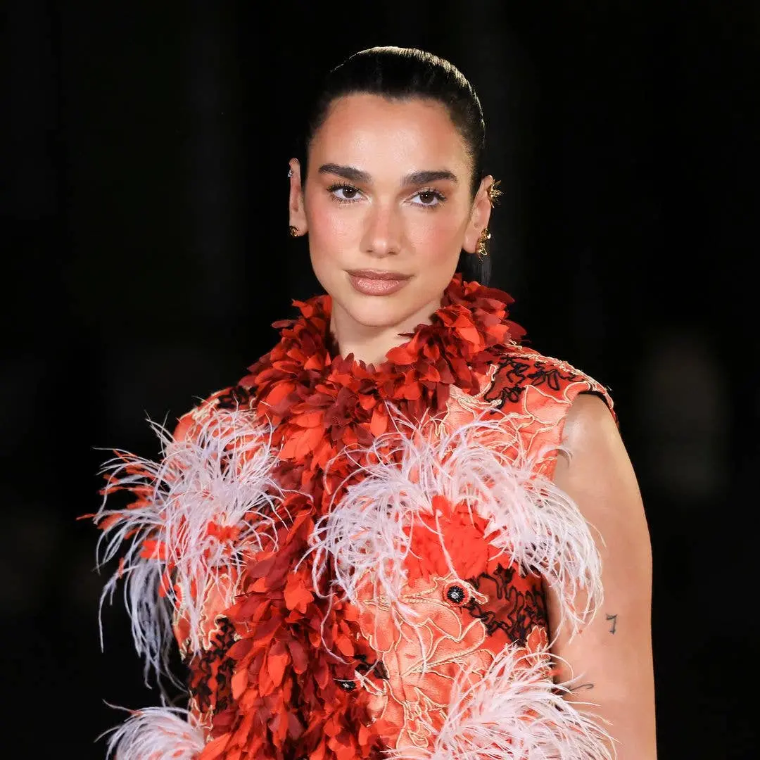 Dua Lipa arrasou com um vestido Chanel em Paris Fashion Week, mostrando as pernas em um decote bem ousado. É legal ver …