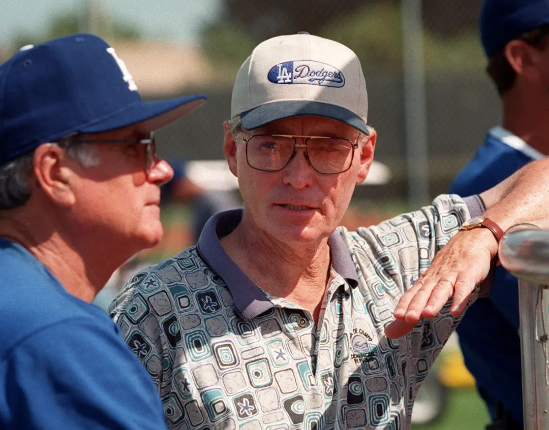 Fred Claire, gerente geral dos Dodgers, faleceu aos 91 anos. Ele ajudou a trazer vitórias e o título mundial de 1988 pa…