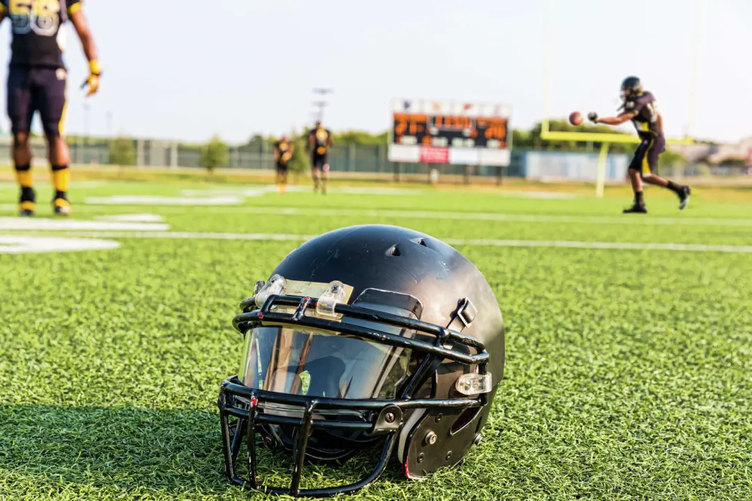 Zach Brown, um jogador de futebol americano de Mississippi, recebeu transplante de pulmão no hospital de Houston após s…