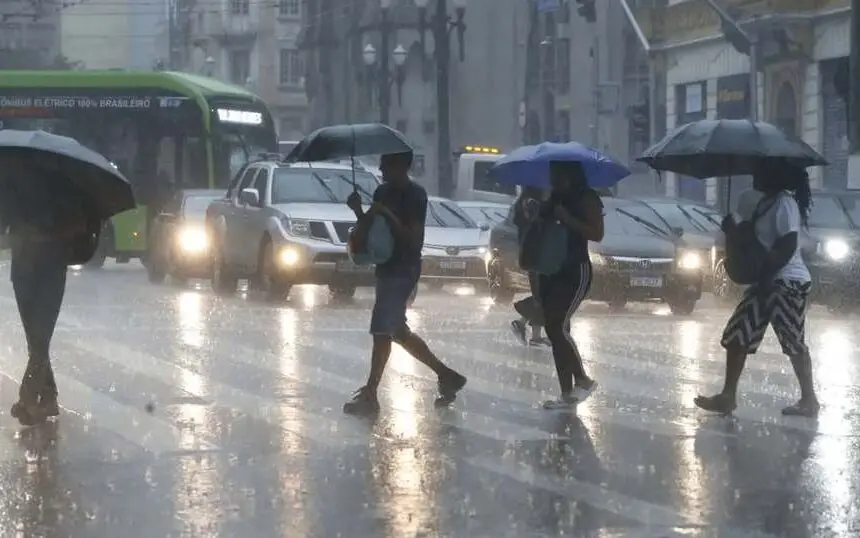 Temporais previstos para Centro-Sul e baixa umidade no Nordeste nesta terça. O risco de chuva volumosa tá alto em São P…
