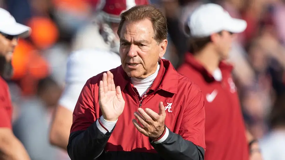 Nick Saban explicou que a intensidade dele nas laterais não era só emoção, mas uma estratégia calculada para motivar os…