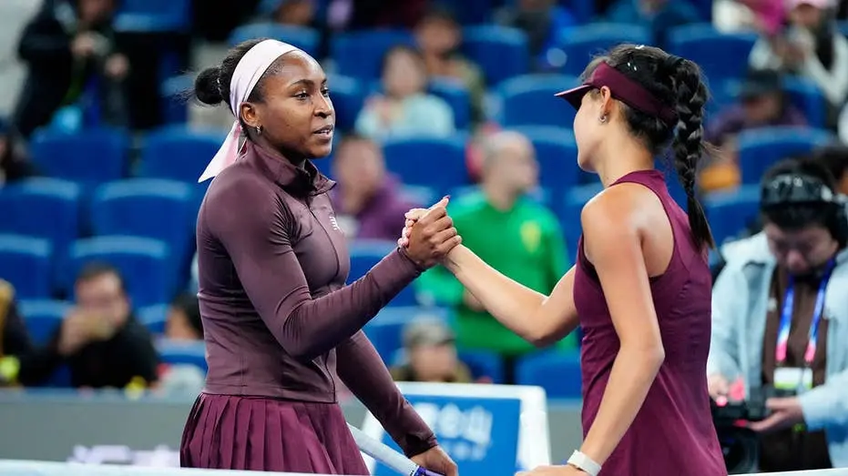 Coco Gauff contestou comentários racistas após o apagão nos painéis de publicidade durante o jogo contra Sun Xinran na …