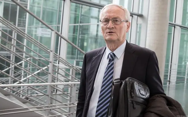 August Hanning, ex-chefe de inteligência da Alemanha, foi preso por espionagem. O antigo chefe de gabinete Manfred D. t…