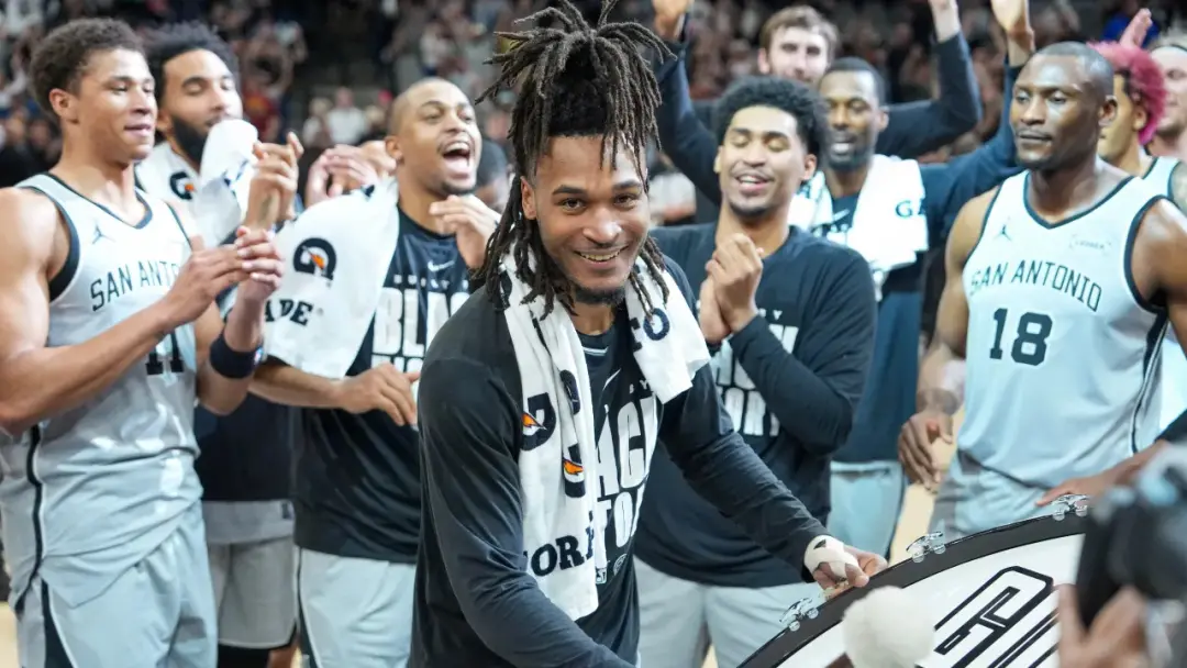 Spurs considerando começar os três arques de destaque juntos. É viável porque Harper, Castle e Fox têm a altura e o atl…