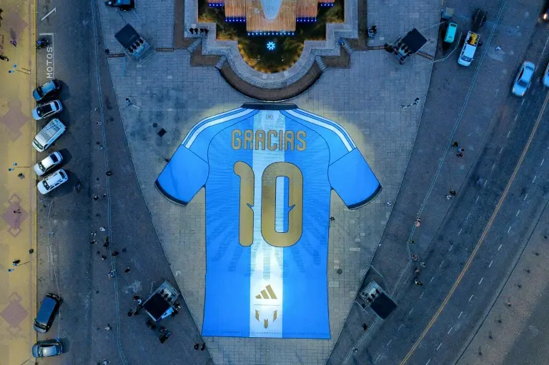 Messi encerra a carreira internacional com uma partida contra Benin, em Buenos Aires, com 85 mil torcedores presentes. …