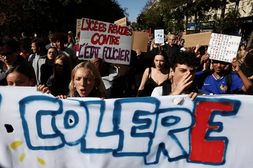 Dezenas de milhares de pessoas marcharam na França apoiando estudantes do ensino médio que exigem mais recursos para a …