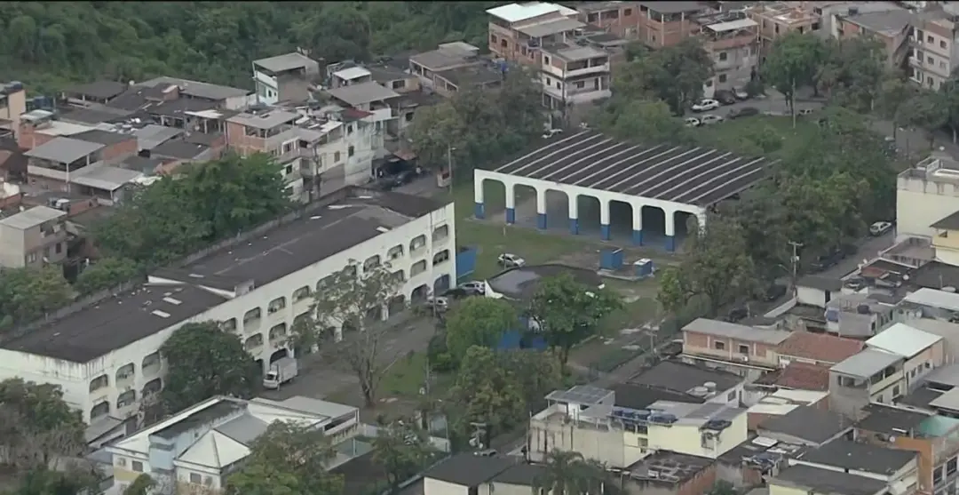 Vila Sapê, Curicica, na Zona Sudoeste do Rio, teve suspeitos fugindo para dentro de uma escola após troca de tiros com …
