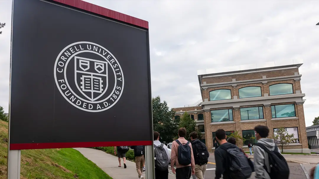 Corpo docente da Cornell está questionando a administração da faculdade sobre o modo como as alegações de estupro em gr…