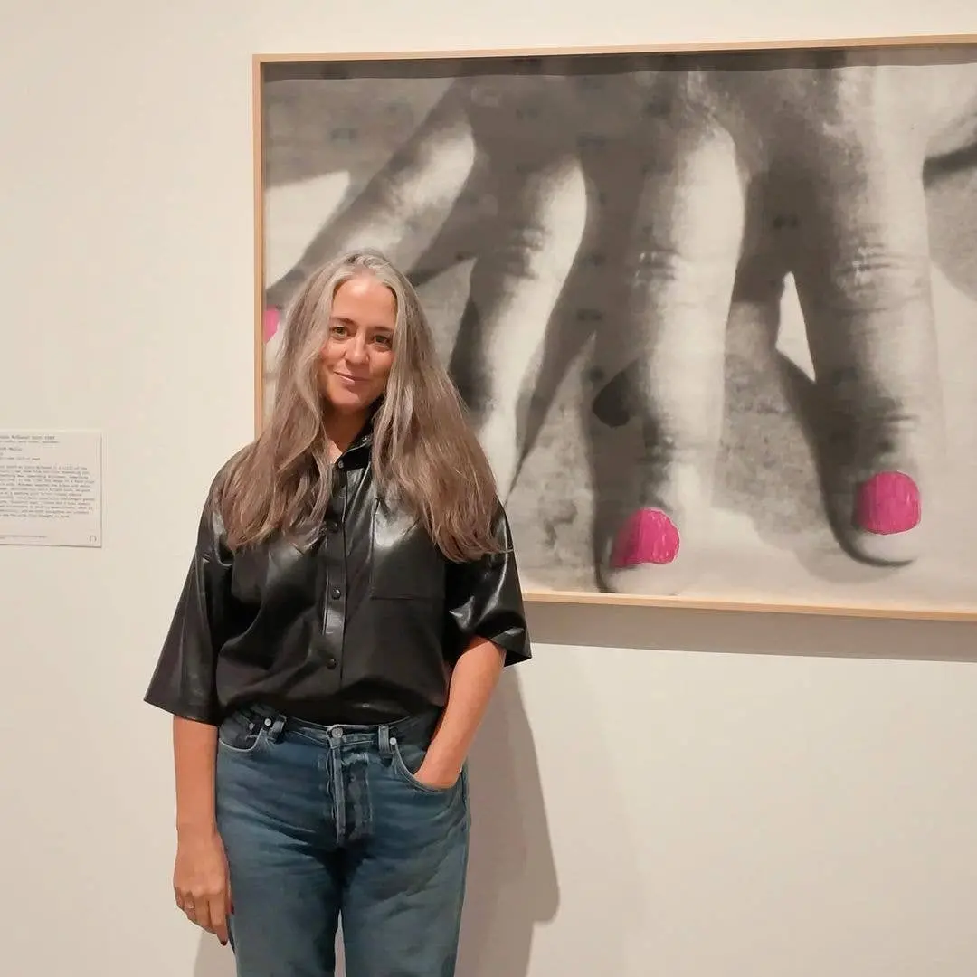 Edward Enninful montou uma mostra sobre a moda e cultura dos anos 90. Quem viveu aquela época sabe que o visual mudou m…