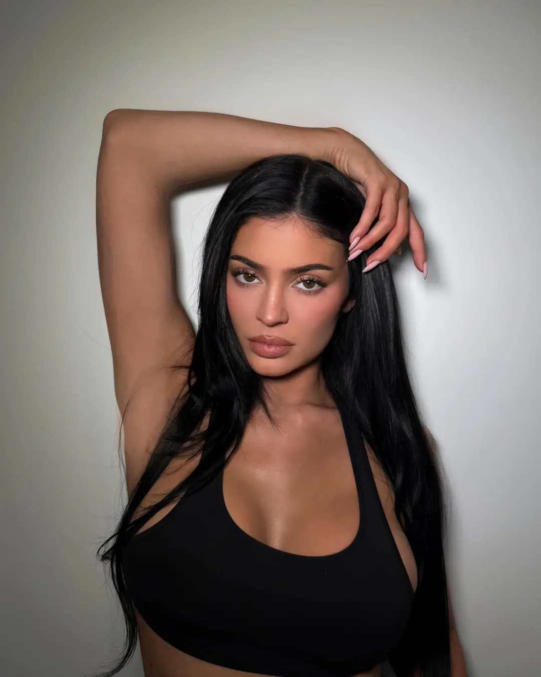Kylie Jenner estreia na atuação em The Moment, um filme mockumentary de Charli XCX. É um passo do mundo da beleza para …