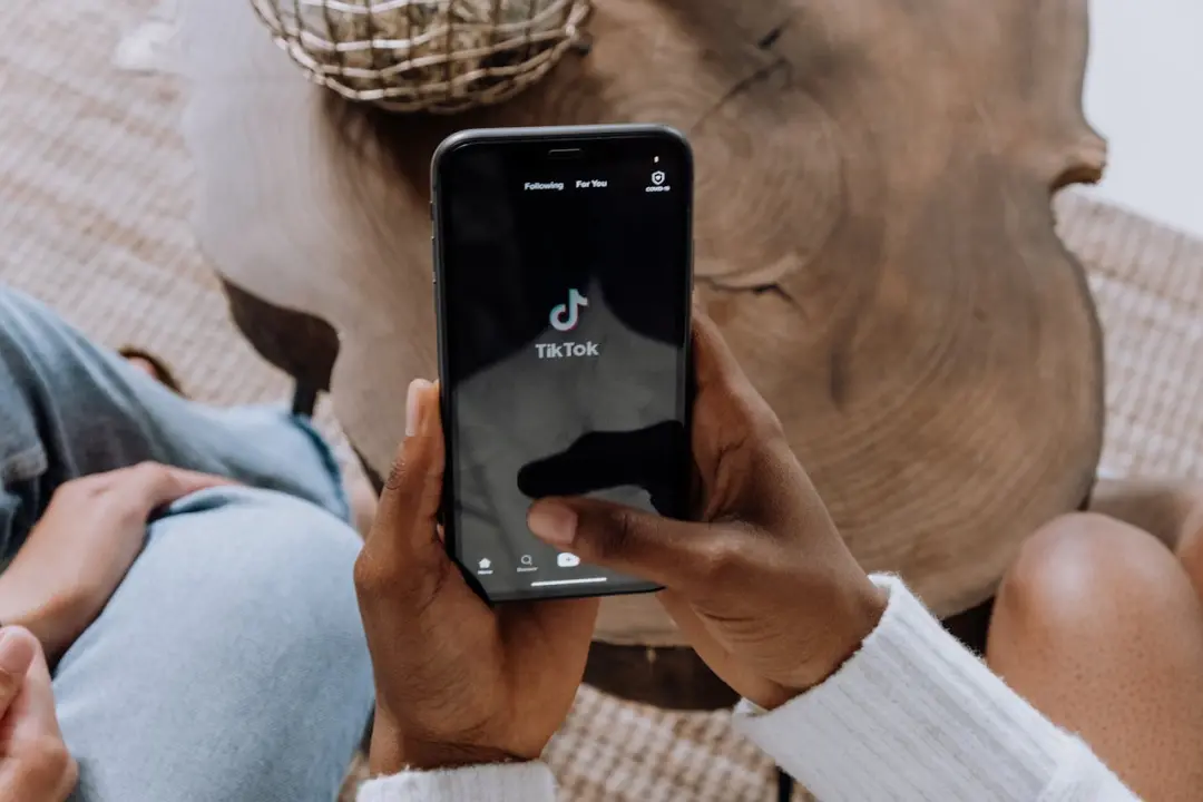 TikTok lança checkout integrado e assistente de IA para compras diretas na plataforma. Isso simplifica muito a jornada …