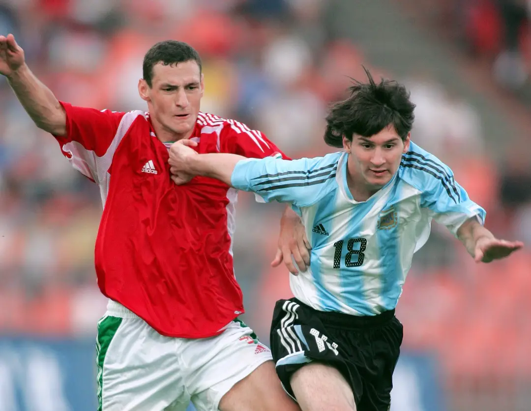 Lionel Messi teve uma estreia com expulsão em 45 segundos no amistoso contra o Benim, em 17 de agosto de 2005. É estran…