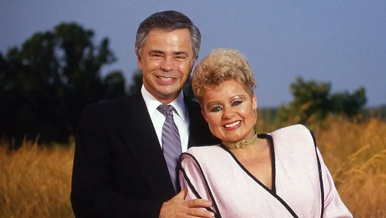 Jim Bakker teve dois casamentos, sendo o primeiro com Tammy Faye e o segundo com Lori Bakker. A mudança de parceira ilu…