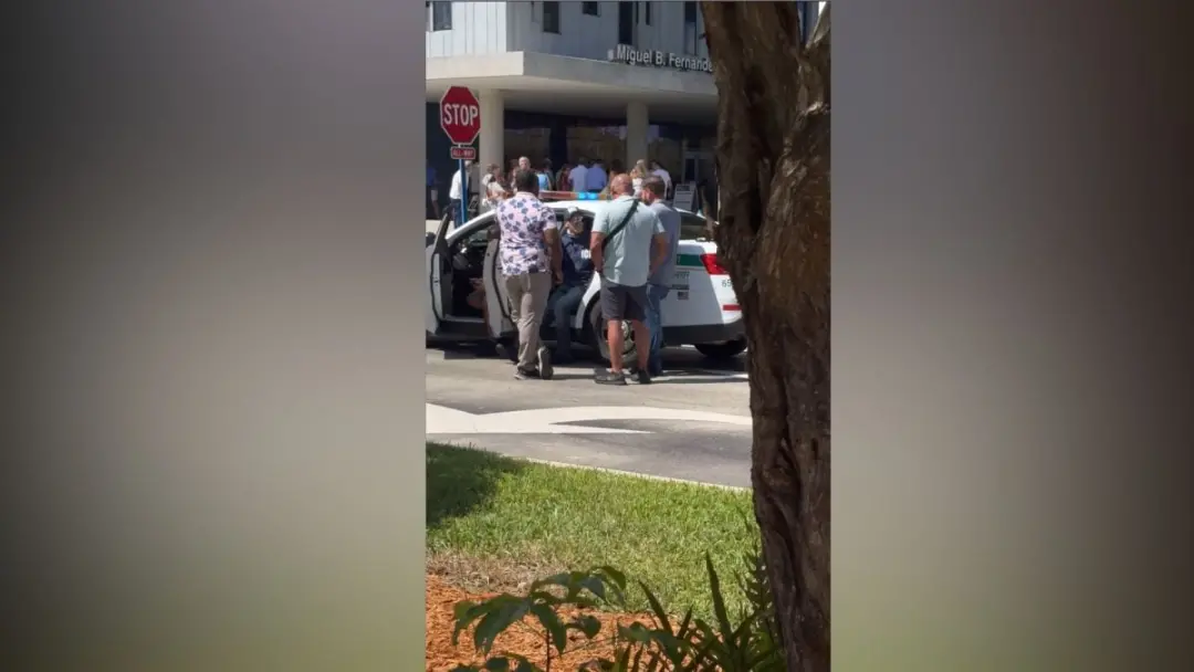 Miami Dade College, na Flórida, foi o local onde Danilo Alves Silva, brasileiro de 46 anos, foi preso ao circular vesti…