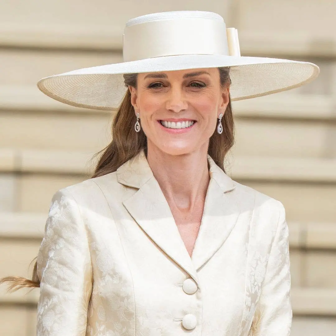 Princess Kate e Meghan Markle usaram joias com significados especiais, e a Rainha Elizabeth II também tinha peças com s…