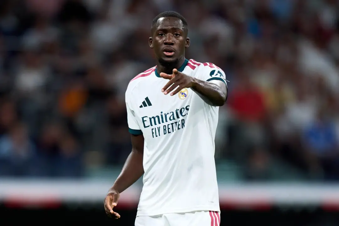 Konate volta a treinar com o Real Madrid e tá pronto pra Vila Real contra o Villarreal no sábado. Esse retorno alivia m…