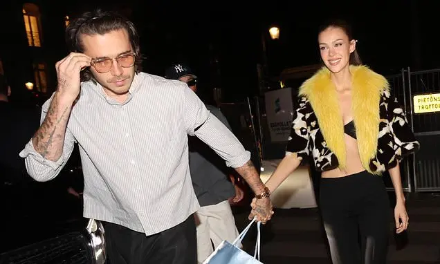 Paris Fashion Week, dia depois da coleção da Victoria Beckham, teve a representante de Brooklyn e Nicola Peltz desviand…