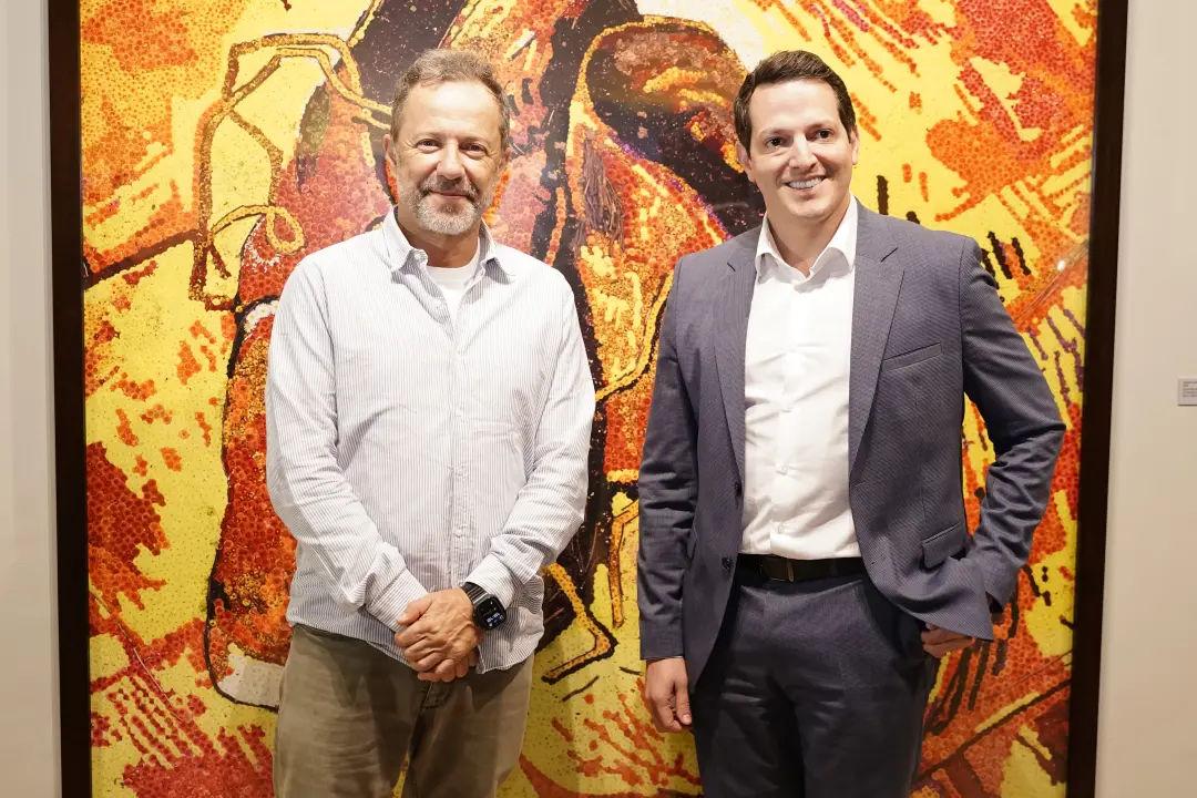 Vik Muniz mostra 60 fotografias na Vila Cultural Cora Coralina em Goiânia, usando materiais como chocolate e sucata. Ar…