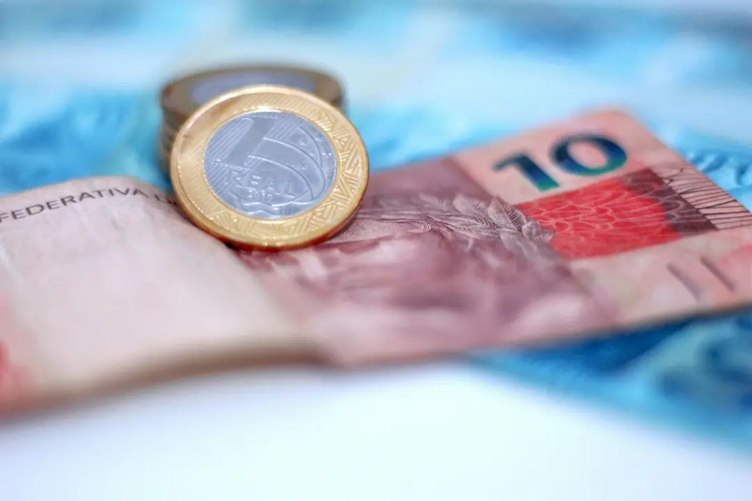 Taxas dos prefixados do Tesouro Direto caem, com o Prefixado 2037 atingindo 12,79% ao ano. Isso reflete a espera pelo s…