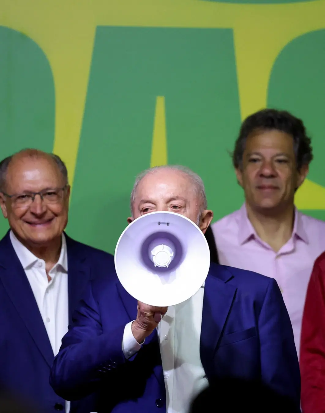 Lula decidiu ir para debates no segundo turno, depois de ficar atrás de Flávio Bolsonaro no primeiro com 45 por cento c…