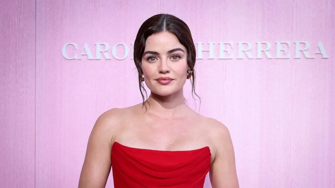 Lucy Hale vai estrelar e produzir a serie romance inspirado em Sherlock Holmes, chamada Scarlett Holmes, para o Roku Ch…