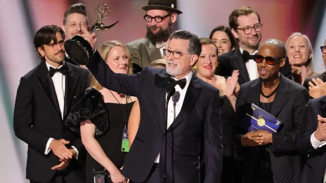 Os Emmys viraram do ar para ficar no Prime Video em um acordo de seis anos até 2033. Isso tira o ciclo de rotação de ca…