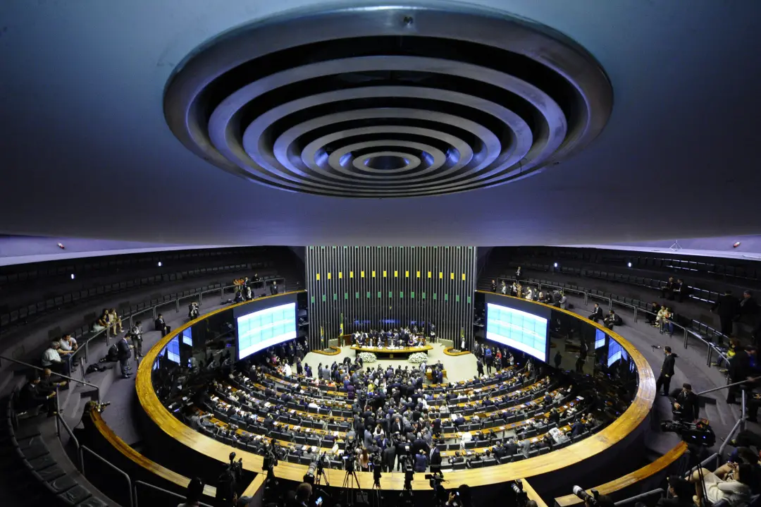 Câmara dos Deputados eleita para 2026 terá 15 partidos representados, caindo de 30 em 2018. Essa concentração de siglas…