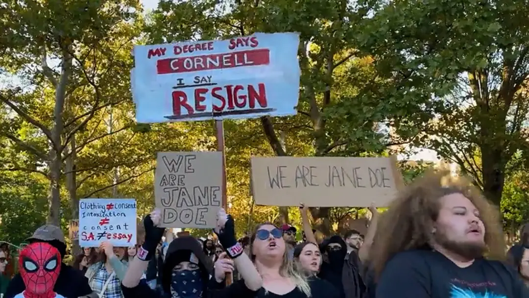 Em Cornell, manifestantes tomaram o campus para apoiar exaluna que alega ter sofrido estupro em grupo por garotos de fr…
