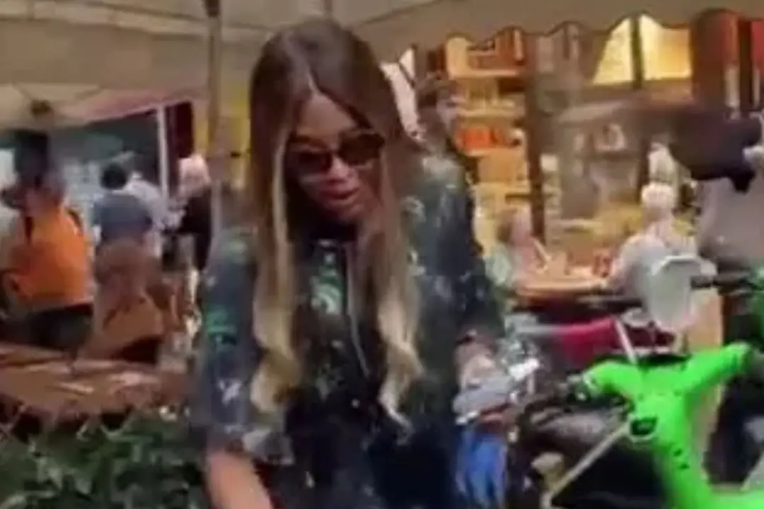 Naomi Campbell, supermodelo, apareceu em Paris limpando uma bicicleta Lime depois de se perder por causa de bloqueios n…
