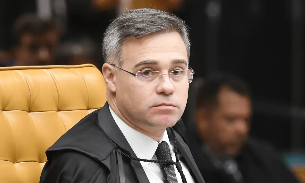 Ministro André Mendonça do TSE determinou a remoção de posts que dizem que Lula amassou a bandeira do Brasil no chão. E…