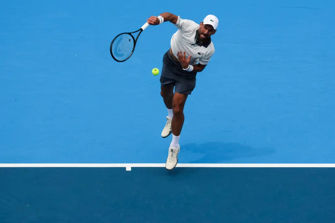 Novak Djokovic conquistou seu sétimo titulo no Beijing Open, mesmo com Alex de Minaur precisando desistir na primeira s…