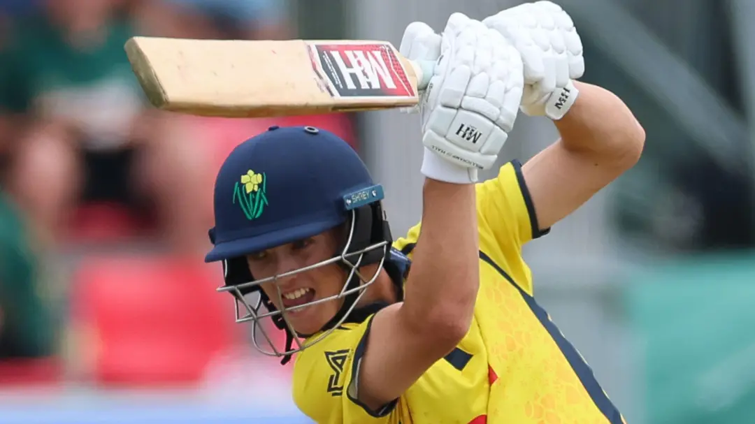 Teenager Hope-Bell renovou contrato com o Glamorgan após bom começo em 2026, chegando a marcar um século na estreia. É …