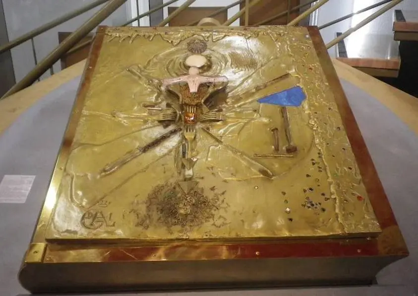 Capa de Dalí, feita de bronze e ouro, sumiu do Centro de Arte Contemporânea de Issoire, na França. Uma peça de 150 quil…