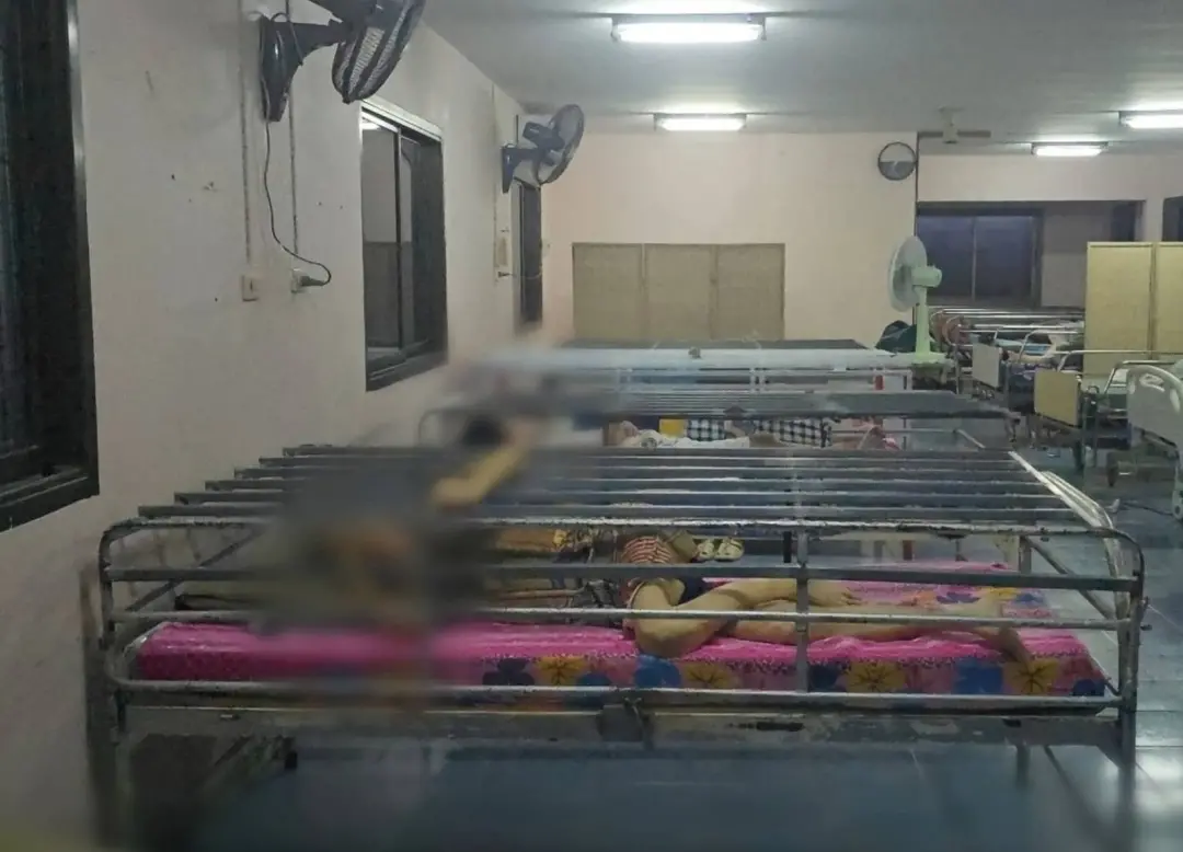 Kanchanaburi, Tailândia. Um asilo investigado por manter idosos em camas com grades e arame farpado após denúncias de c…