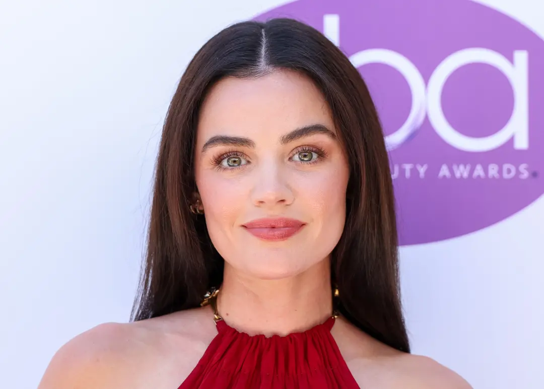 Lucy Hale vai estrelar a serie limitada Scarlett Holmes no Roku Channel em 2027. Uma releitura romantica do mundo de Sh…